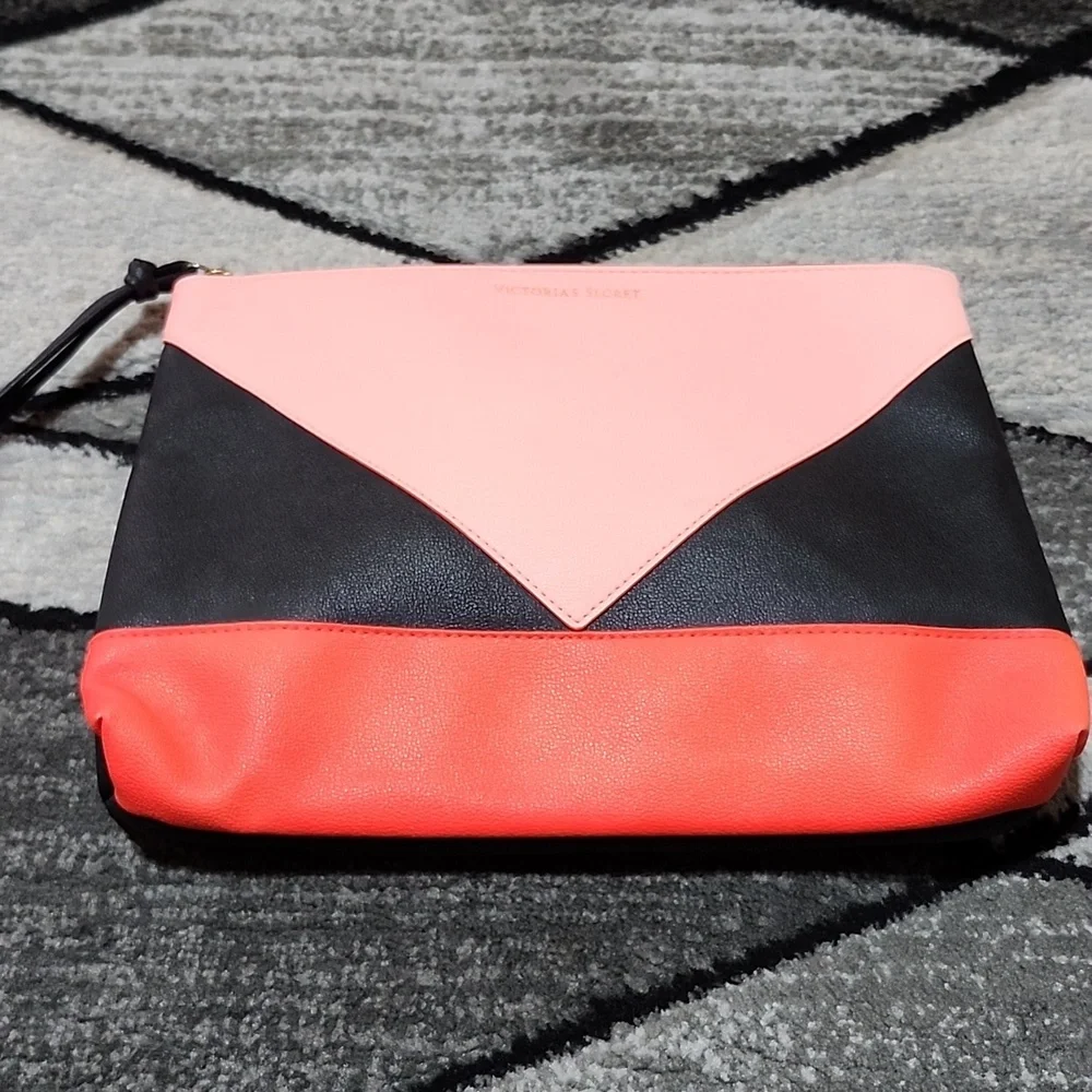 VICTORIA SECRET 2016 CORAL BLACK FAUX-LEATHER GEO FULL-ZIP BEAUTY COSMETICCLUTCH